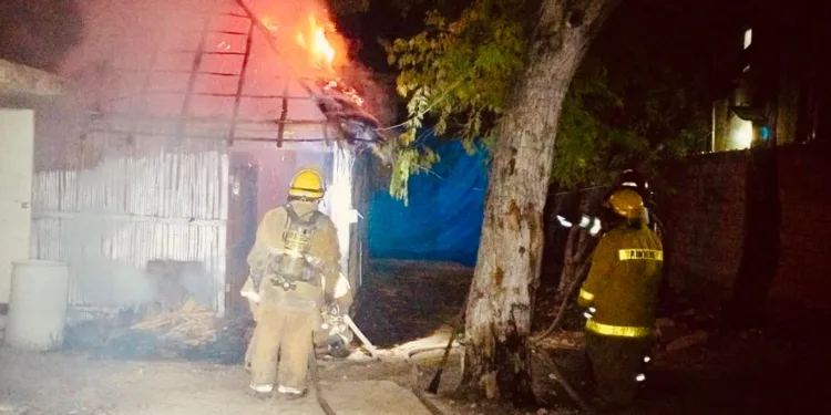 Incendio consume palapa en el Ejido Tulum; autoridades investigan causas