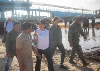 Estefanía Mercado lidera operativo con la SEMAR y ZOFEMAT para enfrentar el sargazo en Playa del Carmen
