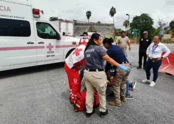 Motociclista resulta lesionado tras chocar contra camioneta en glorieta de la zona arqueológica; interviene Policía Ejecutiva de Tulum