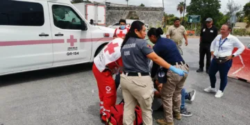 Motociclista resulta lesionado tras chocar contra camioneta en glorieta de la zona arqueológica; interviene Policía Ejecutiva de Tulum