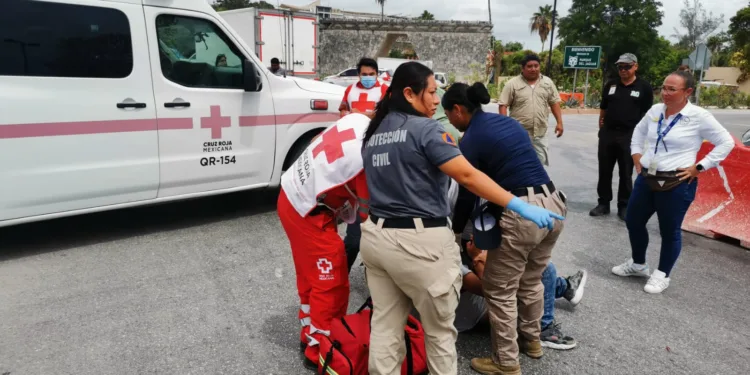 Motociclista resulta lesionado tras chocar contra camioneta en glorieta de la zona arqueológica; interviene Policía Ejecutiva de Tulum