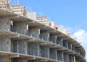 Obreros enfrentan calor extremo sin protección adecuada en algunas obras de Tulum