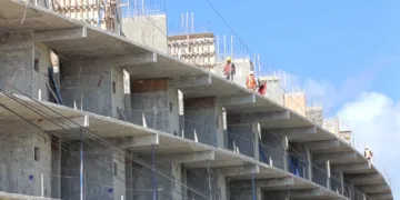 Obreros enfrentan calor extremo sin protección adecuada en algunas obras de Tulum