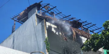 Se incendia palapa en edificio de Tulum; no hay lesionados