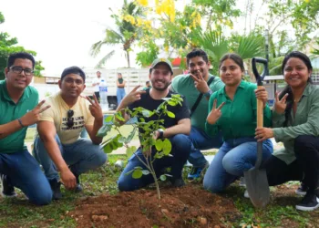 En Villas el Sol en Playa del Carmen, realiza Fernando Muñoz campaña de reforestación, en el marco del Día Mundial del Árbol