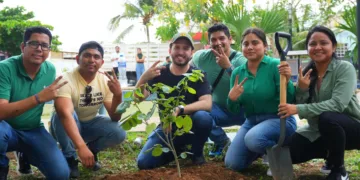 En Villas el Sol en Playa del Carmen, realiza Fernando Muñoz campaña de reforestación, en el marco del Día Mundial del Árbol