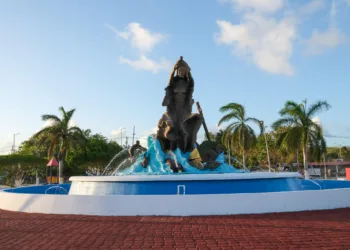 Trabaja Mara Lezama en el Parque Renacimiento de Chetumal con el Programa de Limpieza y Rescate de Espacios Públicos