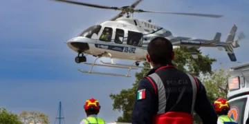 Helicóptero del Gobierno de Estefanía Mercado rescata a dos personas frente a las costas de Punta Allen