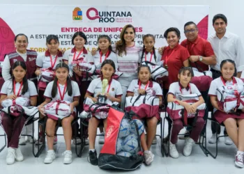 Entrega Mara Lezama uniformes a delegación quintanarroense del “Torneo Nacional de Fútbol Escolar FMF”