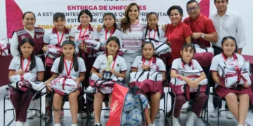 Entrega Mara Lezama uniformes a delegación quintanarroense del “Torneo Nacional de Fútbol Escolar FMF”