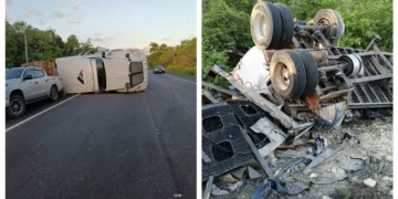 Tráiler vuelca en la carretera Carrillo–Tulum; conductor presuntamente dormitó al volante