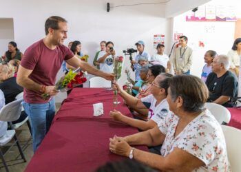 Diego Castañón Visita la Estancia para Adultos Mayores del DIF Tulum y Anuncia Mejoras