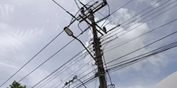 Denuncian vecinos de Francisco Uh May abandono del alumbrado público y constantes apagones