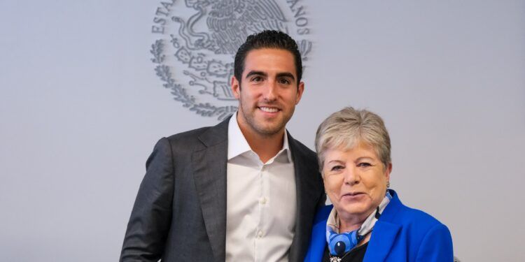 Gino Segura Se Reúne con Alicia Bárcena por el Cuarto Muelle de Cozumel; Presenta Más de 12 Mil Firmas