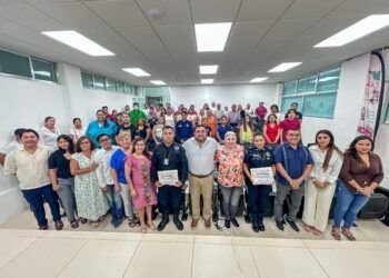 Capacitan a Servidores Públicos de Tulum sobre Riesgos en Redes Sociales para Menores