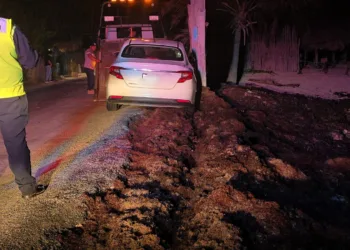Conductora en estado inconveniente estuvo a punto de caer al mar en Punta Piedra
