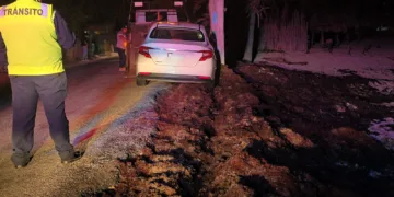 Conductora en estado inconveniente estuvo a punto de caer al mar en Punta Piedra