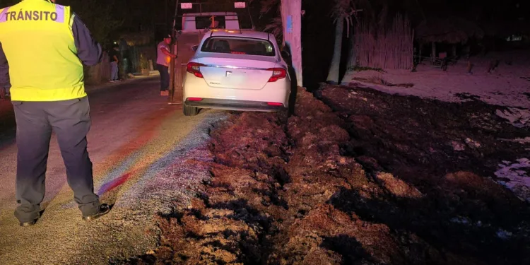 Conductora en estado inconveniente estuvo a punto de caer al mar en Punta Piedra