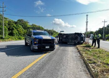Estallido de llanta provoca volcadura de camioneta en la carretera federal, frente al Hotel Dreams