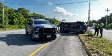 Estallido de llanta provoca volcadura de camioneta en la carretera federal, frente al Hotel Dreams
