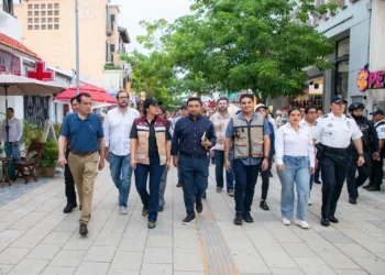Estefanía Mercado encabeza recorrido con su gabinete en la Quinta Avenida para poner orden y atender problemáticas de este emblemático lugar turístico de Playa del Carmen
