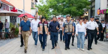 Estefanía Mercado encabeza recorrido con su gabinete en la Quinta Avenida para poner orden y atender problemáticas de este emblemático lugar turístico de Playa del Carmen