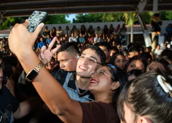 En medio de graduación Estefanía Mercado sorprende a egresados de secundaria “José España Cruz” con “El Malilla”