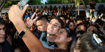 En medio de graduación Estefanía Mercado sorprende a egresados de secundaria “José España Cruz” con “El Malilla”