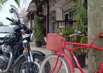 Persiste invasión de banquetas en Tulum; comercios las usan como bodega y estacionamiento sin consecuencias