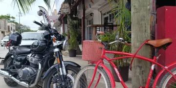 Persiste invasión de banquetas en Tulum; comercios las usan como bodega y estacionamiento sin consecuencias