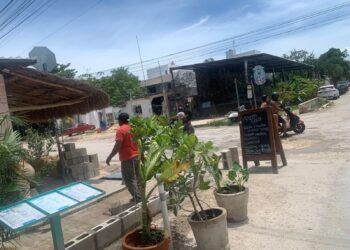 Denuncian Invasión de la Vía Pública por Empresario en La Veleta, Tulum