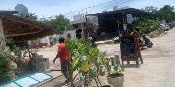 Denuncian Invasión de la Vía Pública por Empresario en La Veleta, Tulum