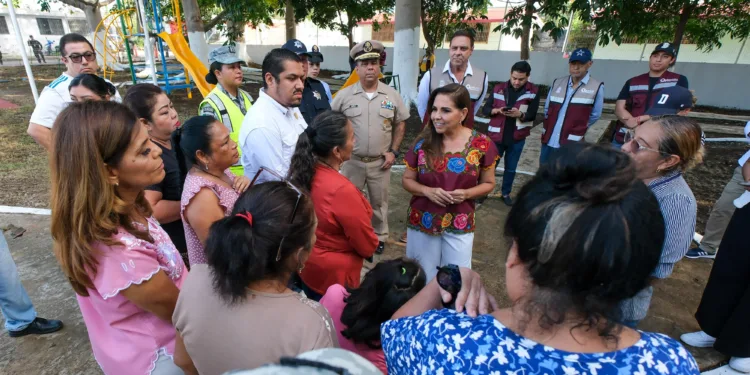 Responde Mara Lezama a los vecinos de Proterritorio y les entrega un parque transformado para la convivencia familiar