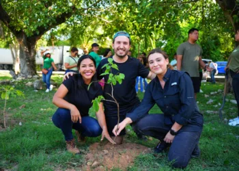 Cumple el Partido Verde con reforestación en parques del Pedregal de Playa del Carmen: Fernando Muñoz