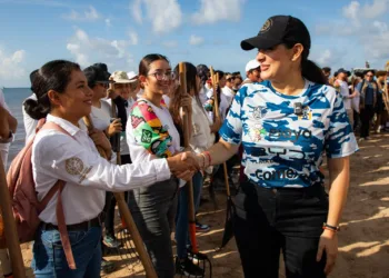 Gobierno de Estefanía Mercado retira más de 19 mil toneladas de sargazo esta temporada en Playa del Carmen