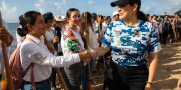 Gobierno de Estefanía Mercado retira más de 19 mil toneladas de sargazo esta temporada en Playa del Carmen