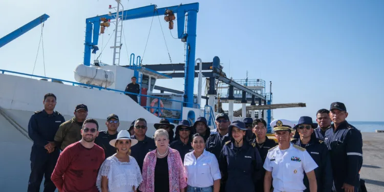 Supervisan Mara Lezama y Alicia Bárcena estrategia integral contra el sargazo a bordo del buque “Natans”