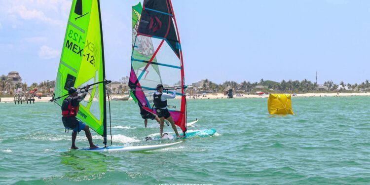 Aldo Ancona, windsurfista de Tulum, busca representar a México en campeonatos europeos de Windsurfer LT
