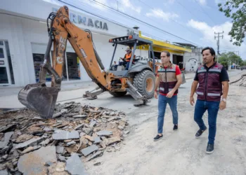 Diego Castañón Supervisa Avance y Calidad de Pavimentación en Colonia Ejido, Tulum