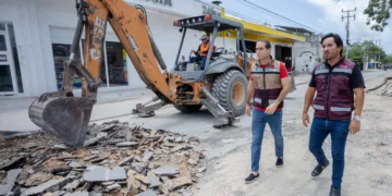 Diego Castañón Supervisa Avance y Calidad de Pavimentación en Colonia Ejido, Tulum