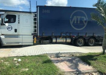 Tráiler Atorado y con Fuga de Combustible en Nuevo Tope de Tulum