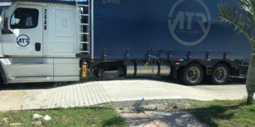 Tráiler Atorado y con Fuga de Combustible en Nuevo Tope de Tulum