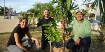 Fernando Muñoz y la Familia Verde Reforestan Playa del Carmen