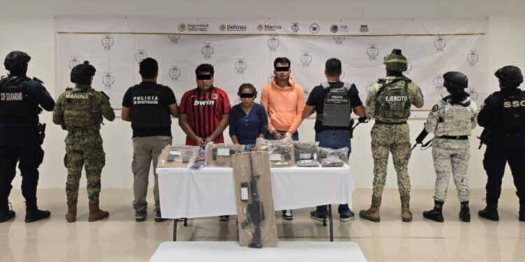 Ocho detenidos y 16 armas aseguradas en operativo contra narcomenudeo en Playa del Carmen