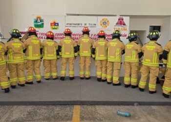 Histórica entrega de uniformes nuevos a bomberos de Tulum