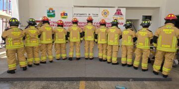 Histórica entrega de uniformes nuevos a bomberos de Tulum