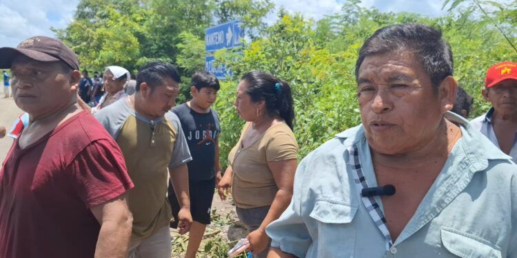 Ejidatarios de Sacalaca bloquean crucero en protesta por apagón de cuatro días