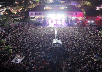Más de 25 mil jóvenes vibran con Yeri Mua en la Plaza 28 de Julio
