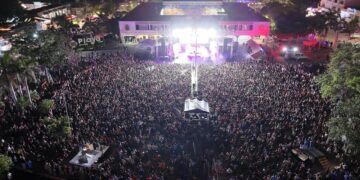 Más de 25 mil jóvenes vibran con Yeri Mua en la Plaza 28 de Julio