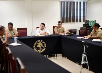 Renán Sánchez Tajonar se Reúne con Autoridades Navales para Proteger la Laguna de Bacalar